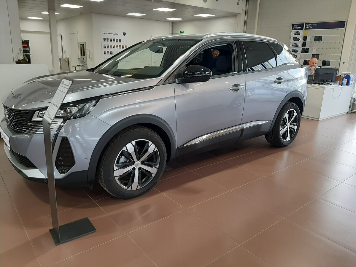 Новый Peugeot 3008 2022 представлен в питерском автосалоне