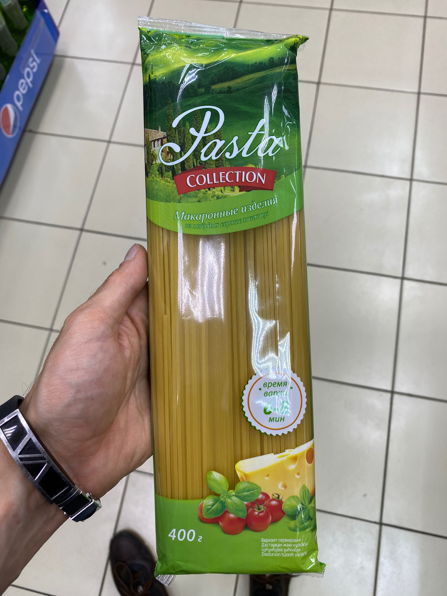 Хорошие макароны полезны, благодаря долгим углеводам и пищевым волокнам. Однажды прогуливаясь по Фиксу я посмотрел на полку с макарошками. И каково было мое удивление, когда у ценника 2=1 я обнаружил спагетти сделанные из твердых сортов пшеницы с категорией А!!! На пробу я взял пару пачек. Конечно сомневался  в их качестве, ведь в обычном магазине за 19руб не купишь качественные макароны. Осмотрел упаковку и содержимое. Цвет спагетти такой же как и тех, что в магазинах стоят 30-40руб. Каждая макаронинка цельная без надломов и трещин. В текстуре встречаются темные вкрапления, что говорит о правильном сырье. Принес я их домой сварил и смотрю на домашних, как они отреагируют. А они не реагируют. Спрашиваю, как спагетти? Да как всегда, а что? Ну они реально на вкус такие же, как и прочие спагетти из твердых сортов пшеницы.