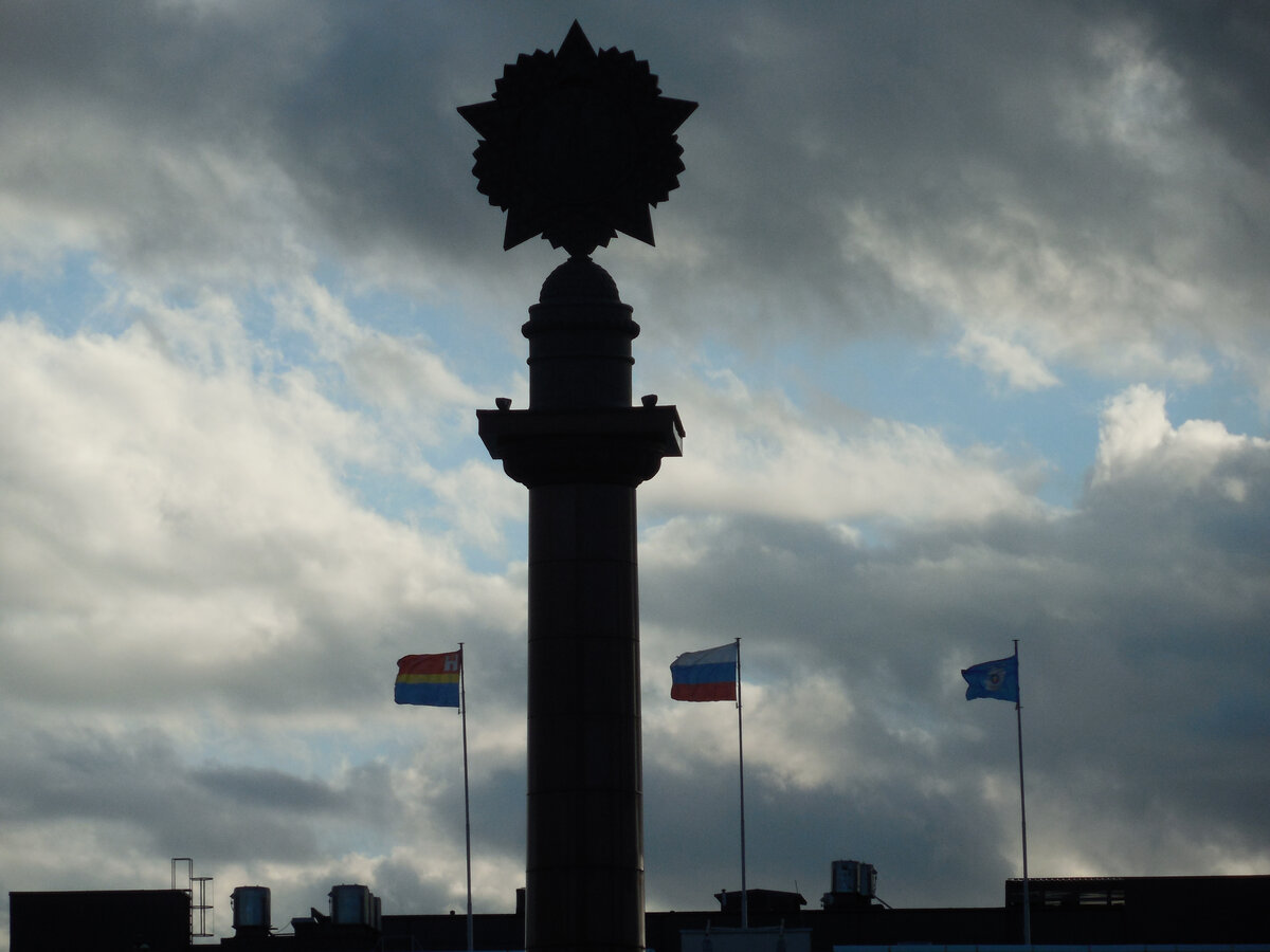 В янтарном крае немало различных официальных символов. Но вот с гимном как-то сразу не заладилось...