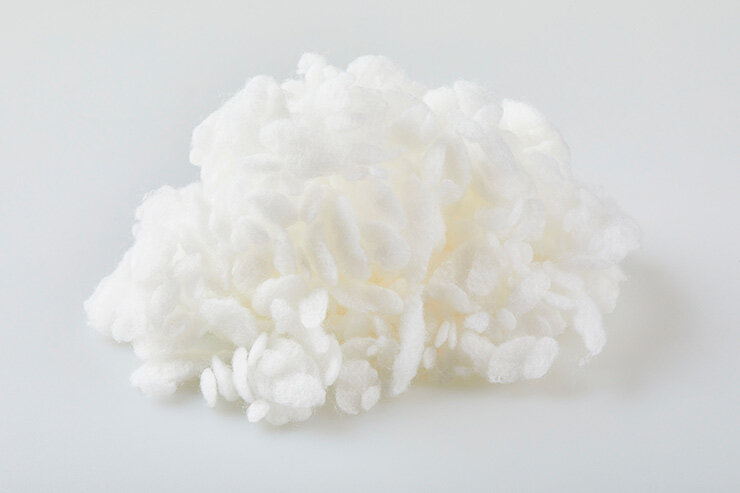    В зависимости от вида наполнителя внутри пуховика различаются и правила стирки