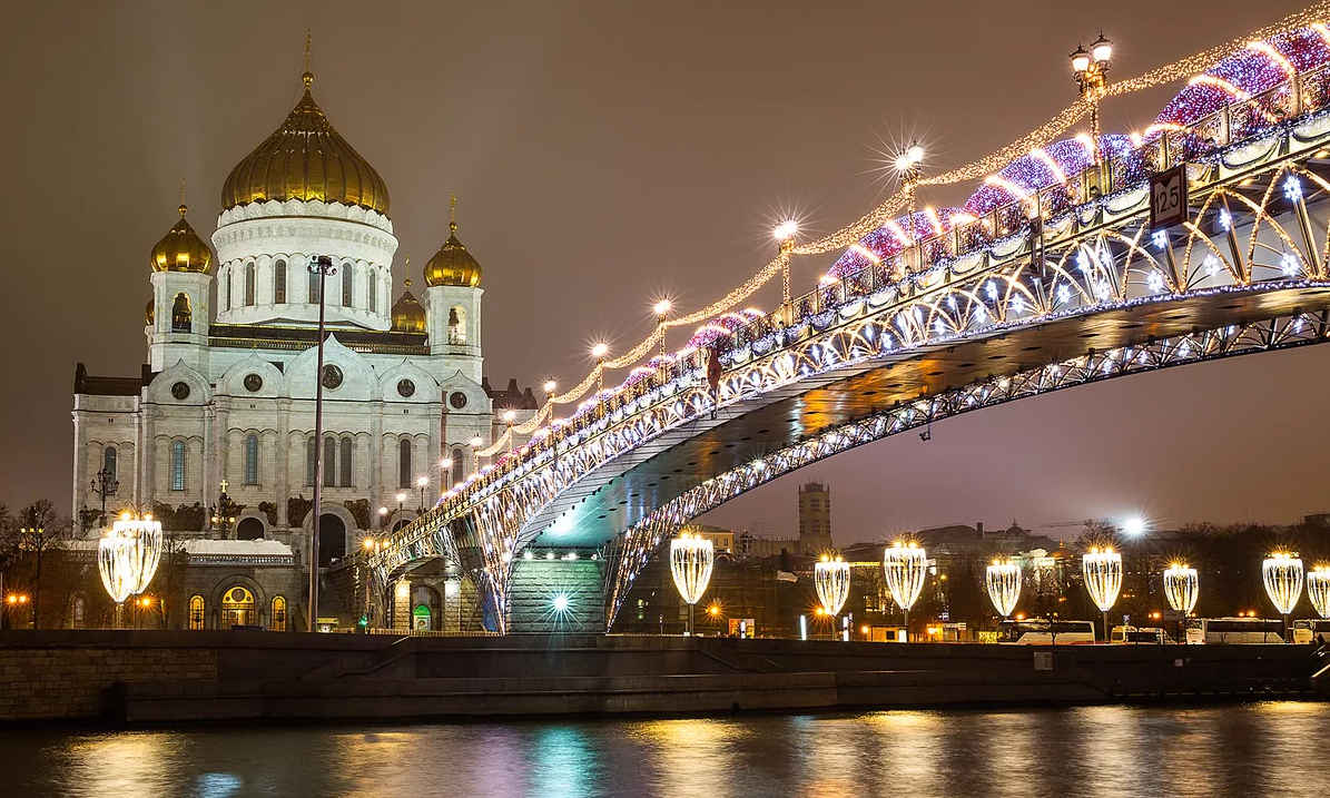 Мост украшения. Храм Христа Спасителя Москва мост. Патриарший мост. Патриарший мост Москва река. Храм Христа Спасителя в Москве новый год.