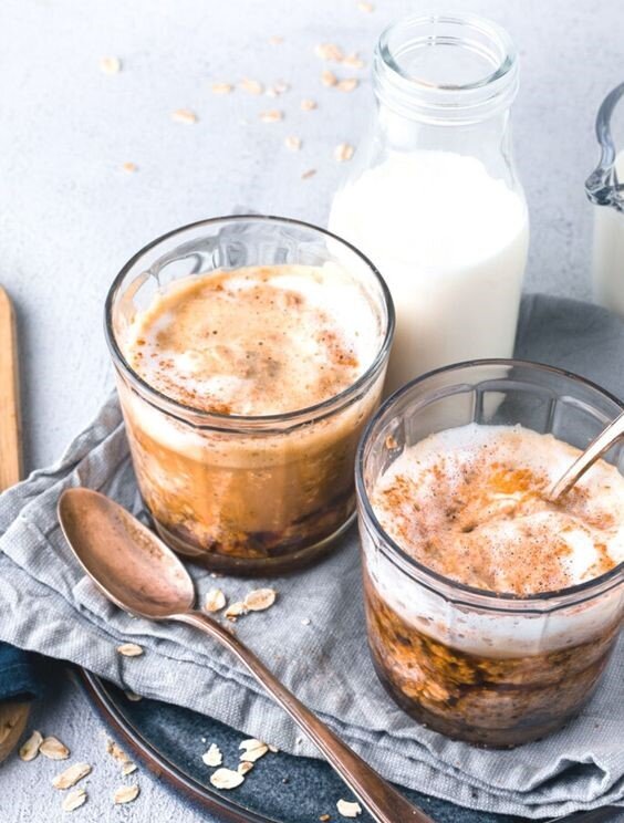 Ингредиенты: свежесваренный черный кофе, 70 гр. сливочного масла, 70 гр. кокосового масла. Взбить масла блендером и влить их в кофе. Перемешать все вместе. Можно добавить корицу или куркуму.
Калорийность напитка ≈ 300-500 ккал.