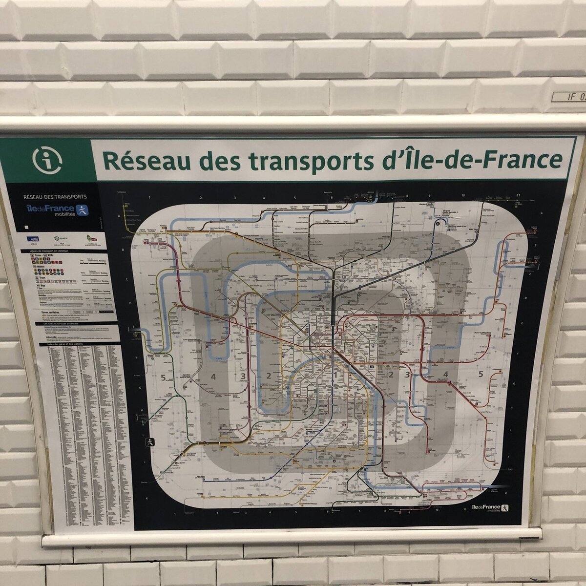 Схема метро, которая висит в самом метрополитене. Страшно? Да! Непонятно? Да!