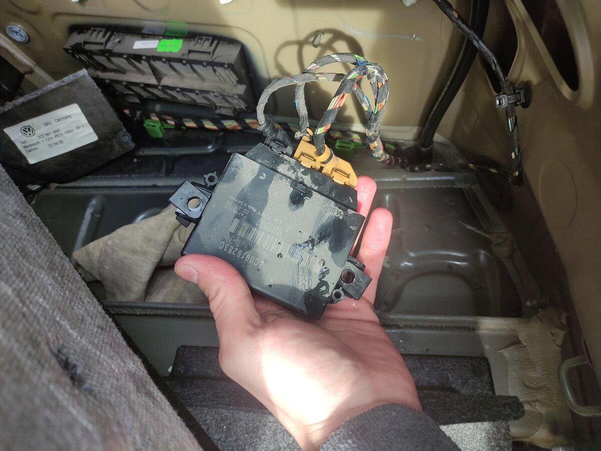 Блок парктроников, который вышел из строя из-за обилия воды