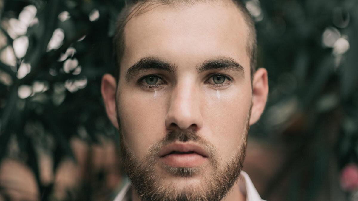    Мужчина плачет:Unsplash/Aiony Haust