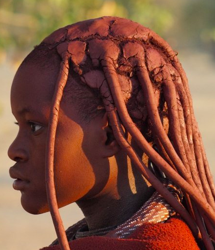 Химба (на фото) - племя, где девушки намазывают свое тело специальной смесью – и волосы в том числе. Снимок: Gusjer.