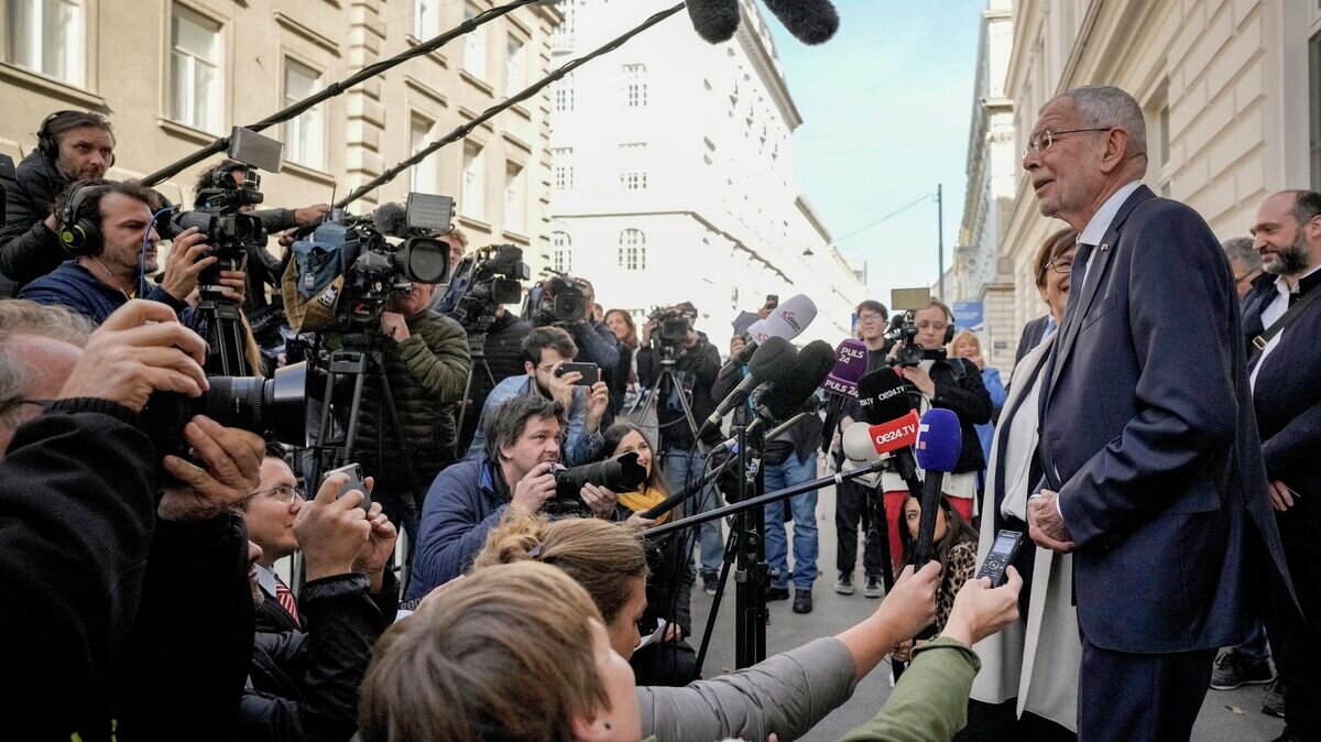     Действующий президент Австрии Александер Ван дер Беллен во время встречи с журналистами в Вене© AP Photo / Markus Schreiber