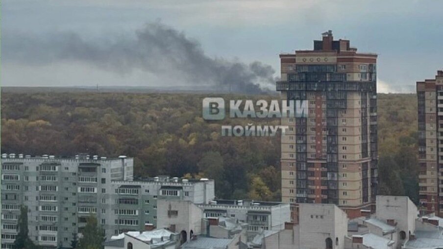     В Казани местных жителей напугал черный дым в районе Дубравного леса. Фотографией с места происшествия они поделились в Telegram-канале «ВКП».