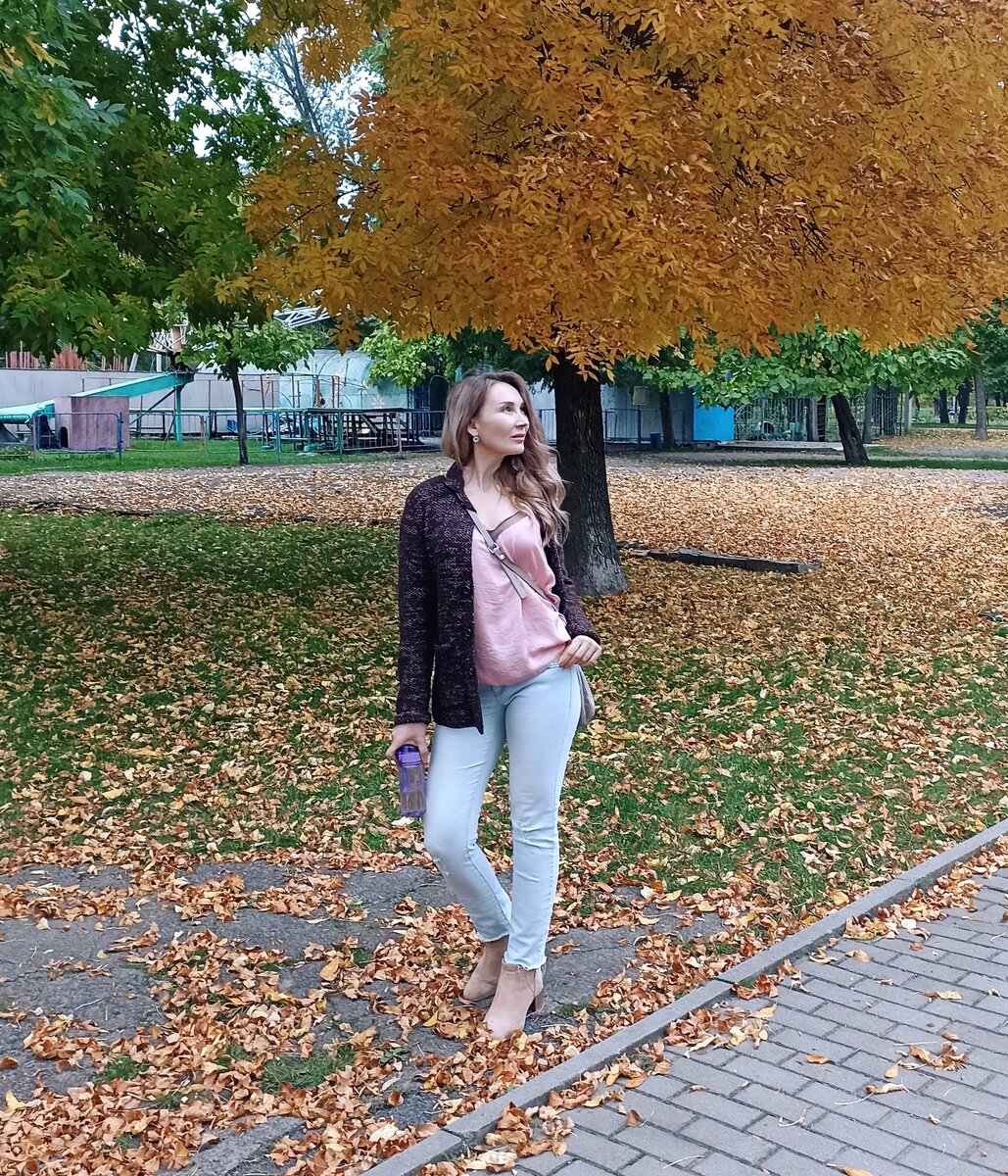 Приветствую!. Меня зовут Анфиса, мне 43 года, я — сертифицированный Аромапрактик, На канале делюсь секретами красоты, рассказываю, как сохранить бодрый дух, физическое и ментальное здоровье. Добро пожаловать!