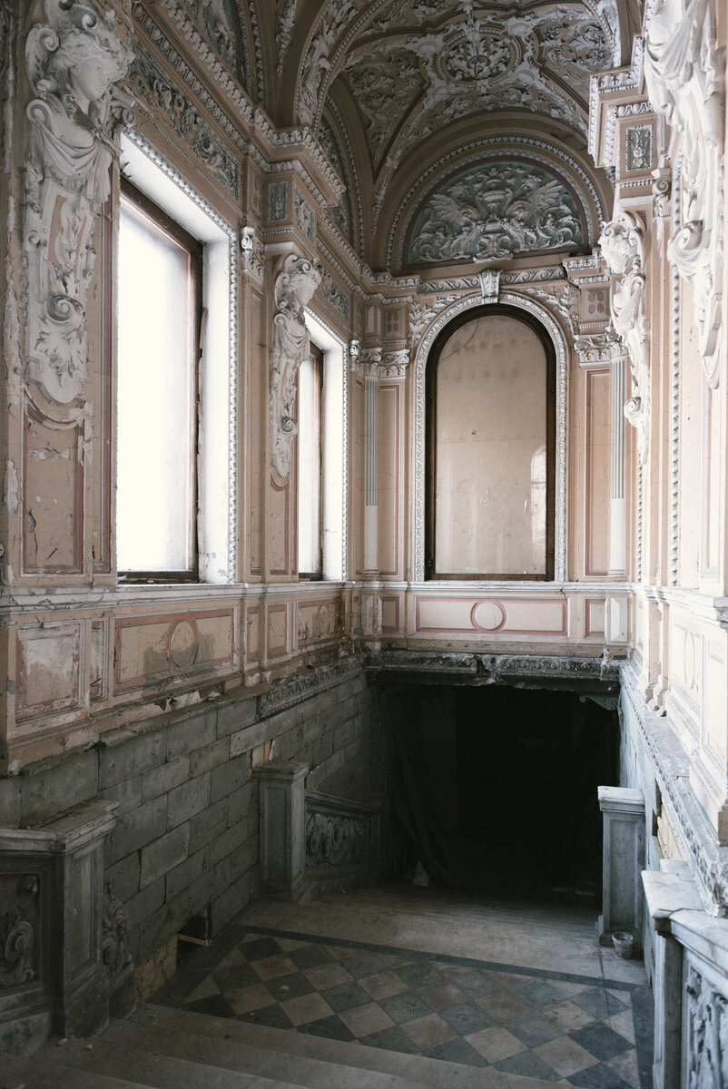 Главный вход дома Брусницыных.