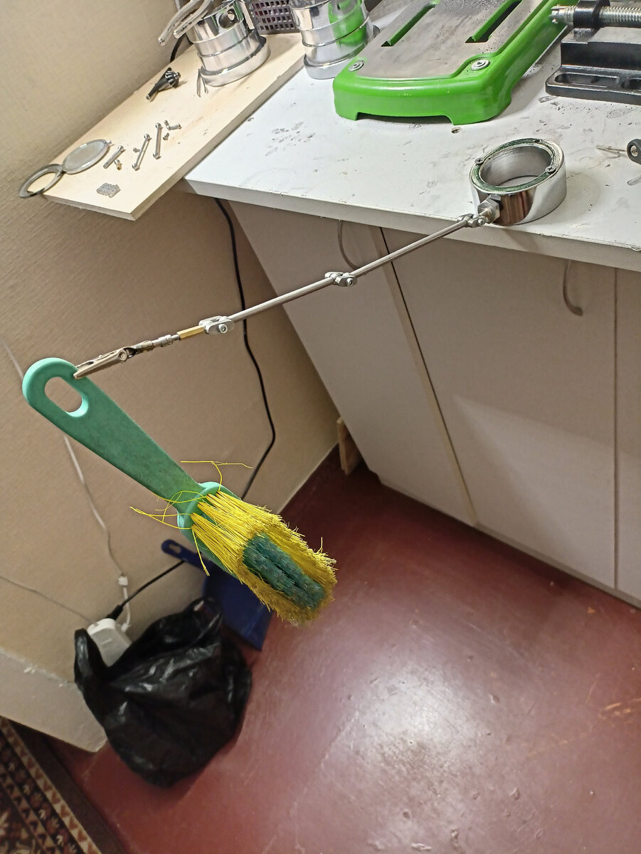 Всю ночь провисела щетка и не опустилась ни на миллиметр.