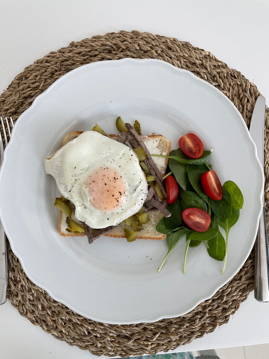 2. В бутерброды можно добавить остатки ужина - курица, говядина, рыба , все это отлично заменит колбасу 😉 ещё и экономия, если вы эти остатки обычно выбрасываете. на фото кусочки говядины с ужина, маринованный огурчик , все это на подсушенном тосте, смазанном творожным сыром и сверху глазунья. 