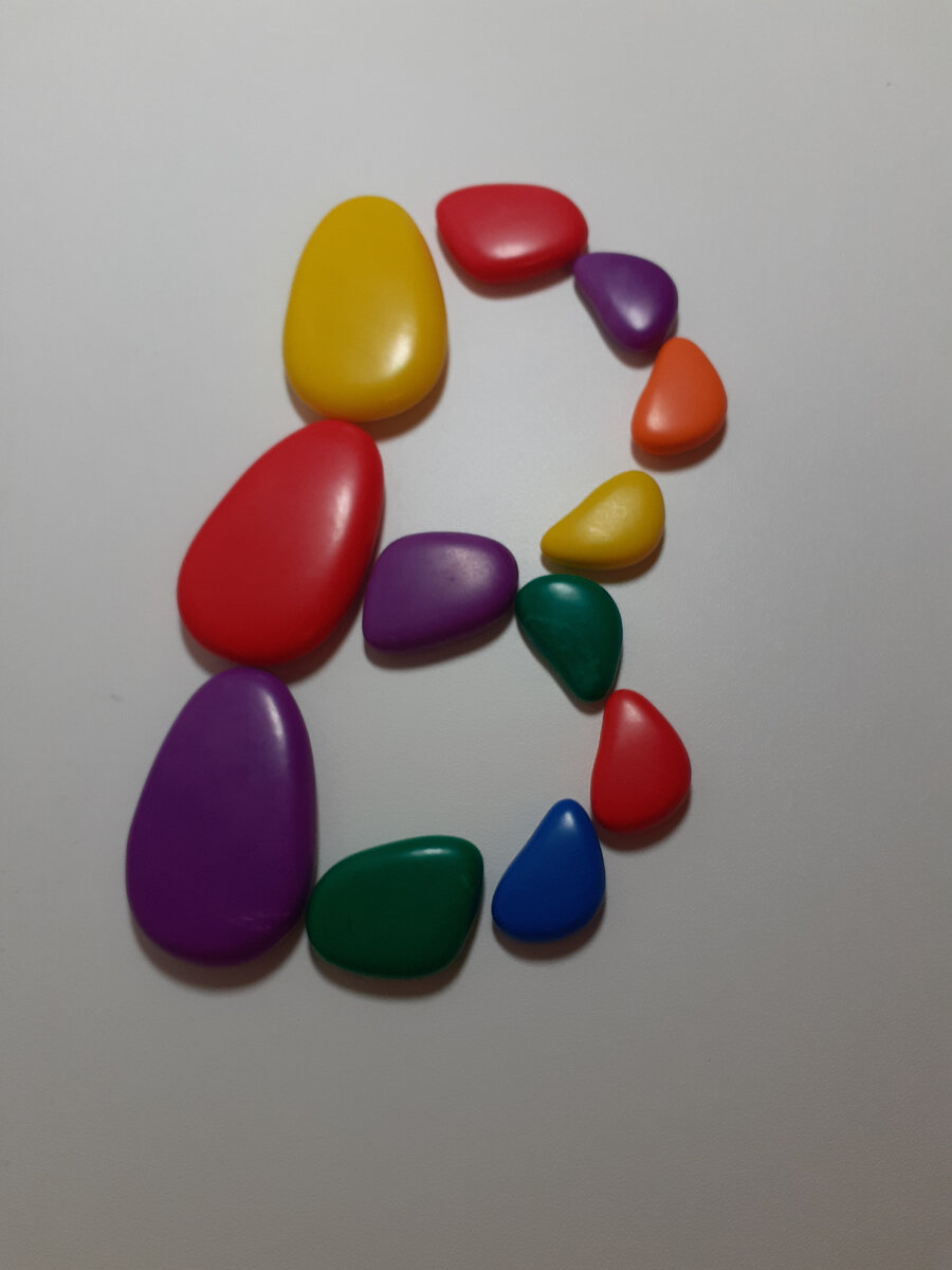 Буква В из камней