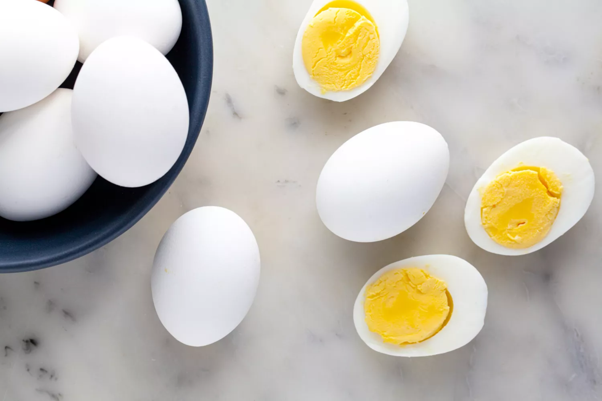 Идеальное яйцо. Вареные яйца. Идеальные яйца вкрутую. Вареное яйцо на белом фоне.