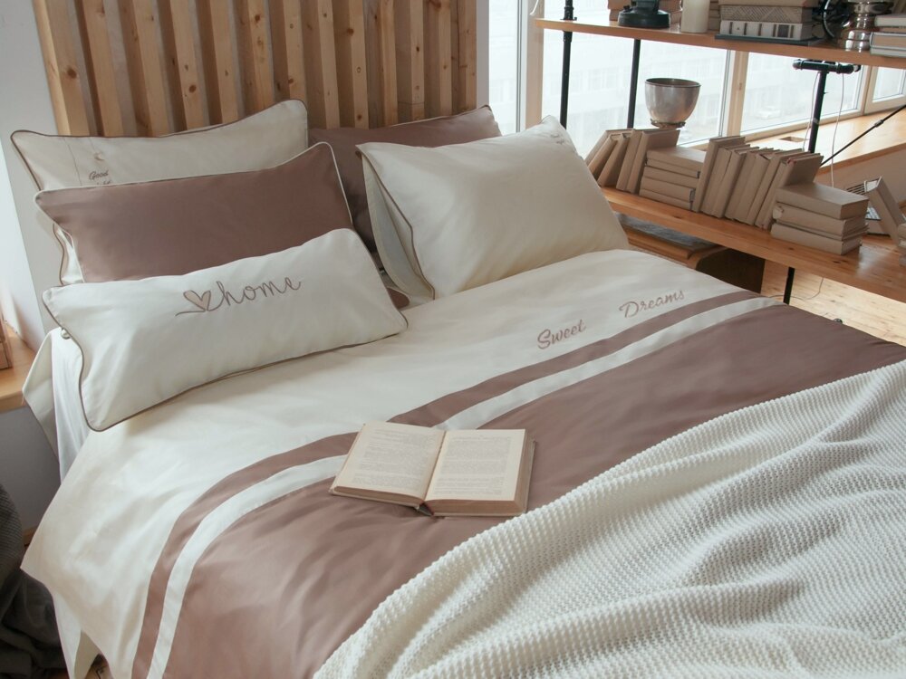 Пример комплекта постельного белья с кантом, вышивкой и аппликацией.