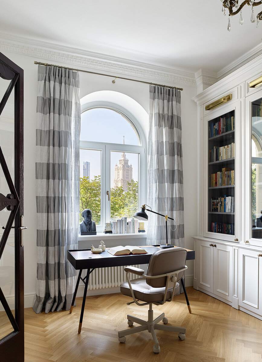 Рабочее место в гостиной. Стол из BoConcept и стул IKEA; шторы сшиты в мастерской Есении Семипядной.