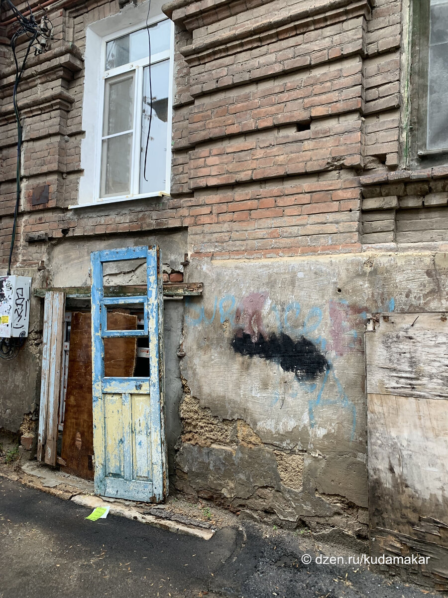 Как думаете, что выдавали через окошко в этой двери? 