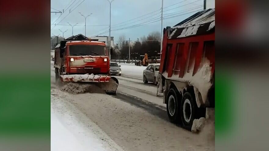     В Ижевске 25 ноября на уборку снега с дорог и тротуаров направили 95 единиц техники. Дорожные рабочие расчистят 10 улиц. Об этом сообщила пресс-служба администрации города.
