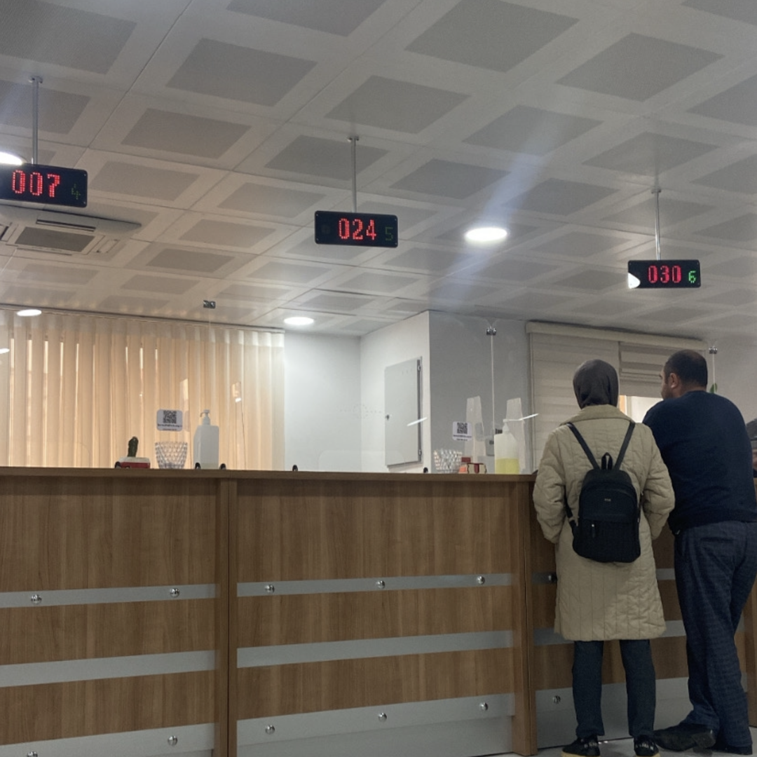 Нотариус в Бурсе. Очень большие офисы и электронная очередь 