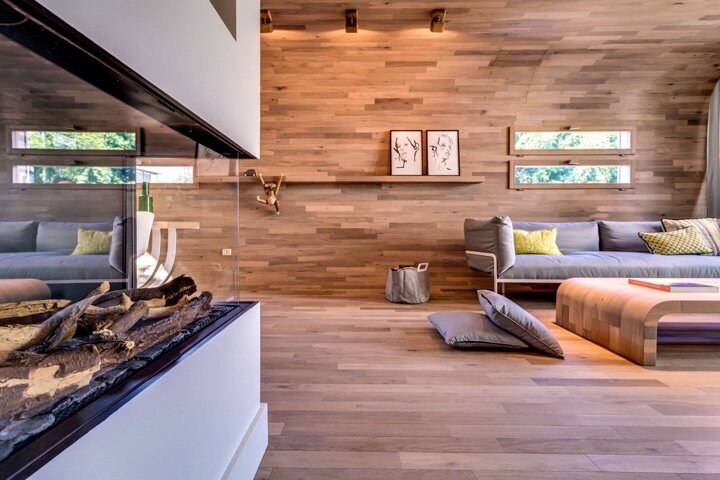 Пример интерьера с деревом. Сдержанная палитра, минимализм.