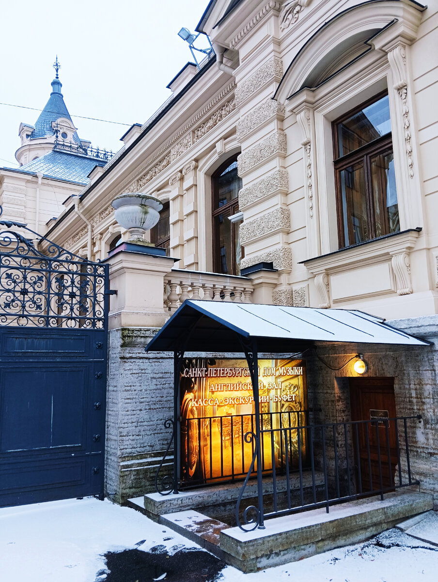 Вход на экскурсию с торца здания. 