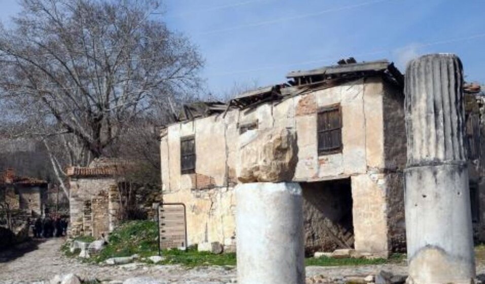 Город среди исторических памятников