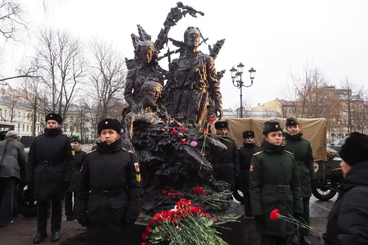 Где открыли памятник сегодня в ленинградской. Памятник блокадным медикам. Новый памятник блокадникам. Памятник блокадному учителю в Соляном переулке. Открыли памятник.