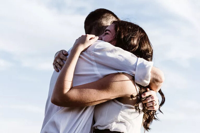     Терапия объятиями: как прикосновения и ласка влияют на наше здоровье