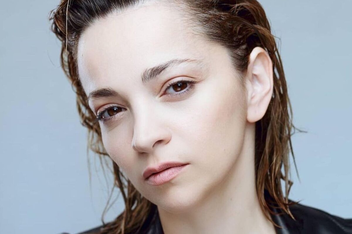     «Меня будто ножами закололи»: Теона Дольникова рассказала о внезапной смерти бойфренда, известного актера