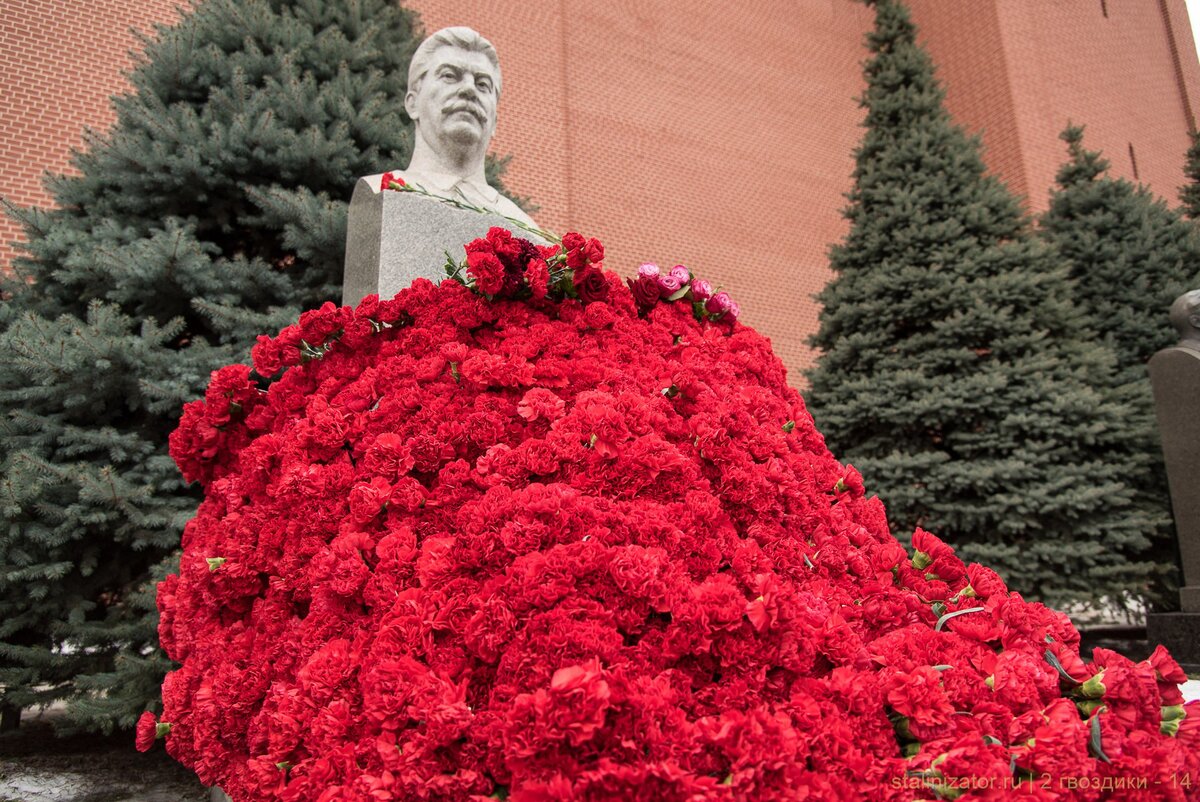 Фото с акции "Две гвоздики для товарища Сталина. Из открытых источников.