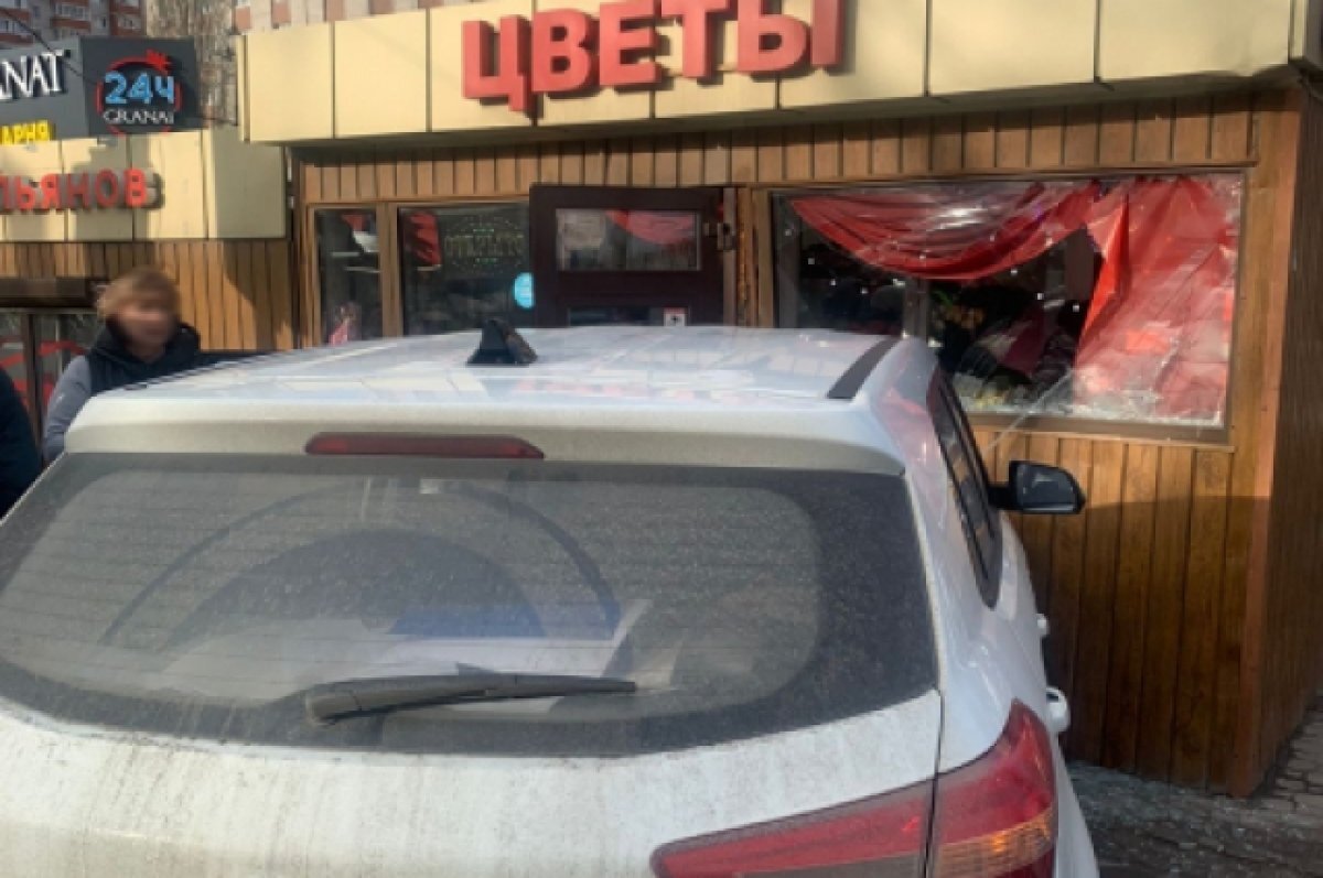    В Воронеже иномарка влетела в цветочный киоск
