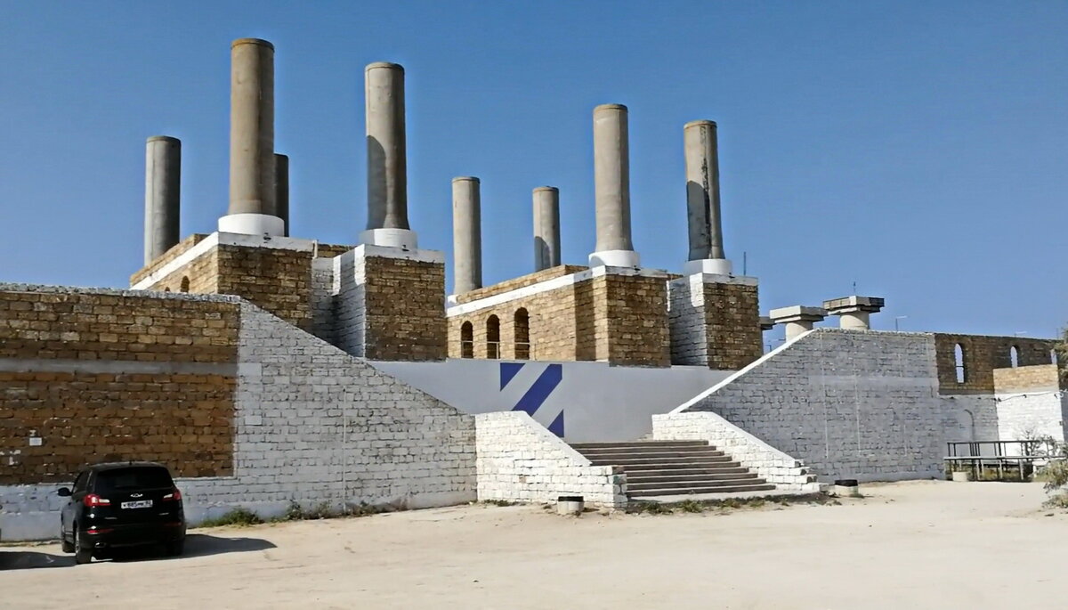 Эту конструкцию  ночью в темноте, когда мы приехали я приняла за завод и была в шоке) Листайте вправо.