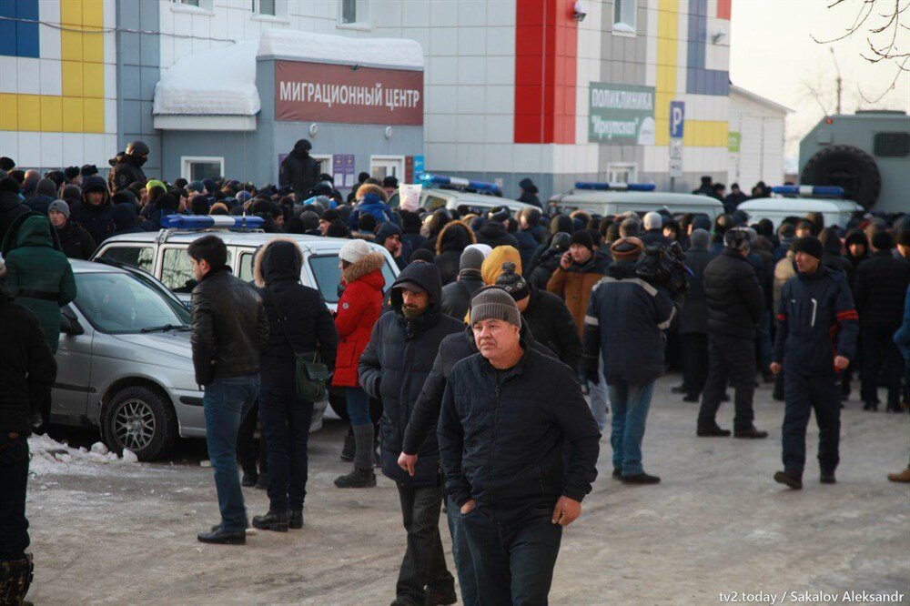 Толпы гастарбайтеров осаждают миграционный центр
