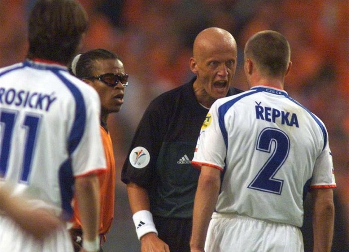 Фото с матча Нидерланды - Чехия с ЕВРО-2000. Коллина тогда накричал на футболиста сборной Чехии и оттолкнул его от себя. Фото сайта football-pitch.ru