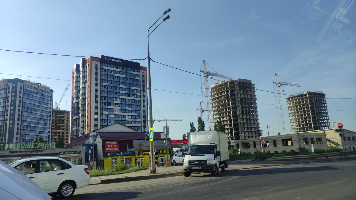 ЖК "Галактика" .и его единственный въезд-выезд на все дома. Как готовые, так и строящиеся. Фото личное.