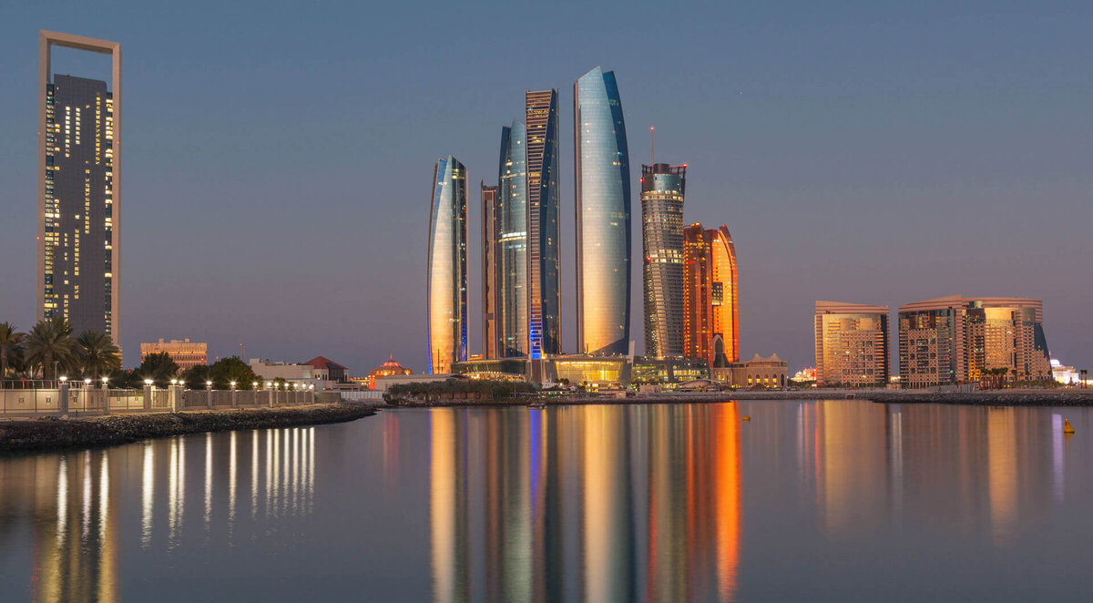 Источник: https://www.nakanikuly.ua/sites/default/files/otrazhenie_zakata_na_abu-dabi_v_oae.jpg