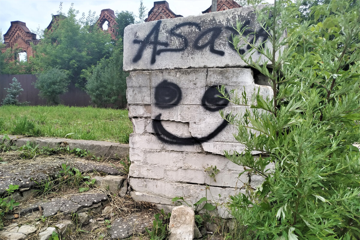 Старые ступени около развалин Гостиного двора в Кимрах. Все фото сделала собственноручно :) 