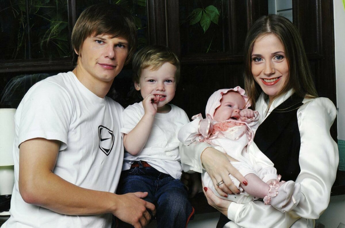 Андрей Аршавин и Юлия Барановская с детьми