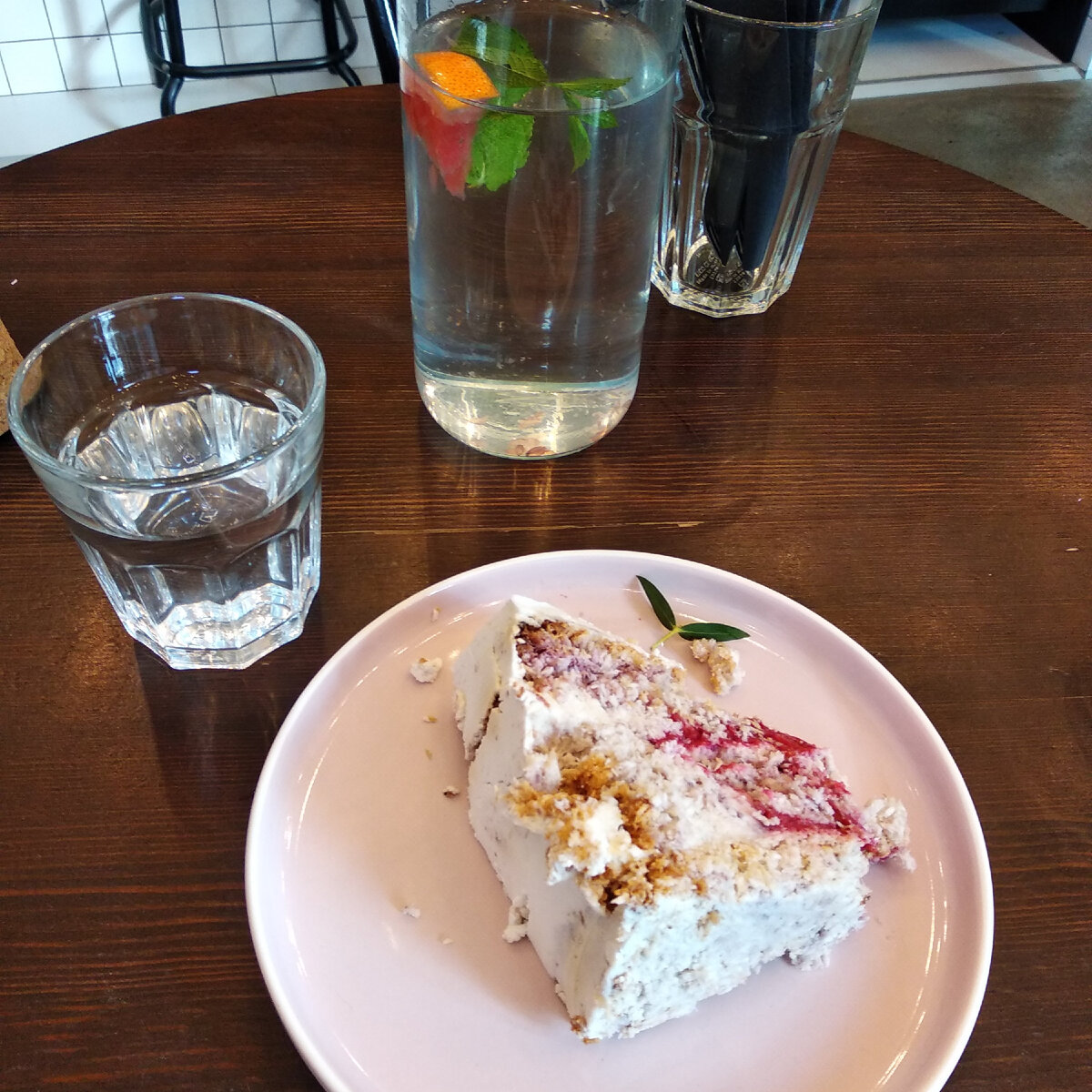 А вот и кусок вегетарианского торта, кокосо-малинового. 360 р кусок в 170 гр.