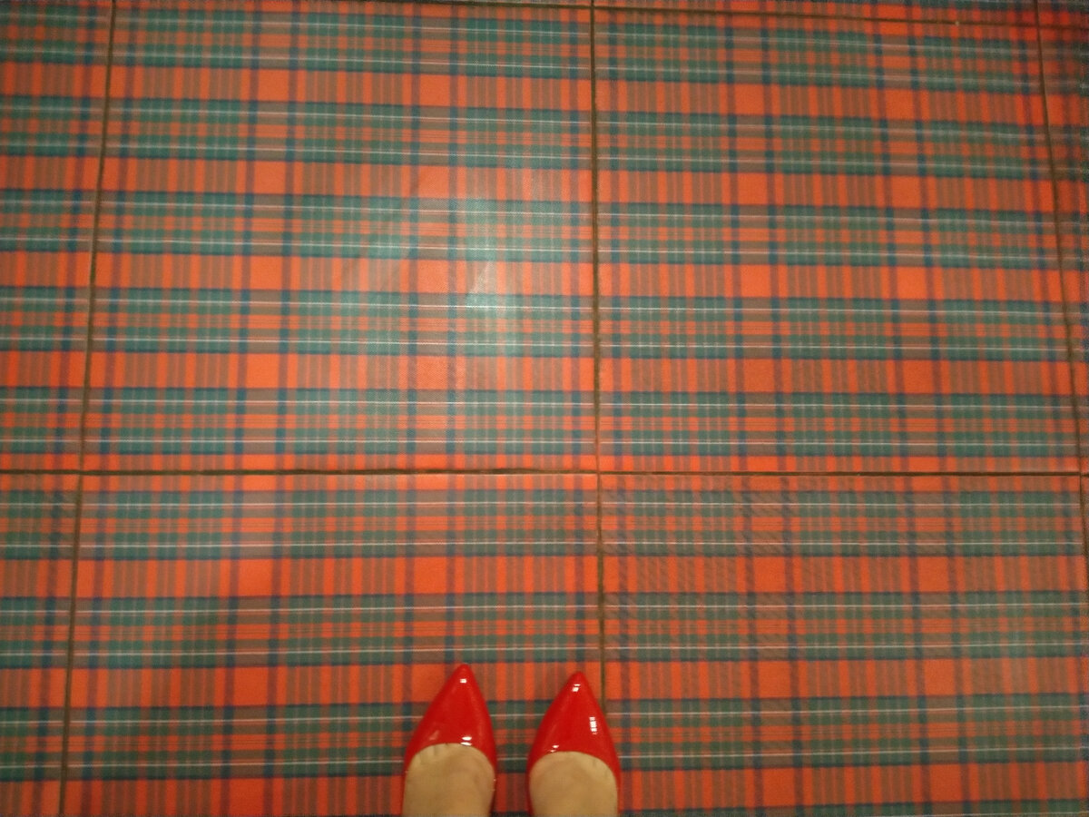 По такому случаю я надела красные туфли: получилось в тему английского интерьера ресторана