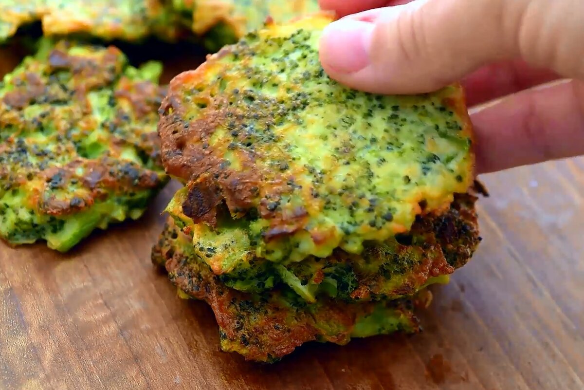 Полезные и аппетитные румяные оладушки из капусты брокколи удивят всех домашних своим необыкновенным вкусом и ароматом! Фото: cooktoria.com
