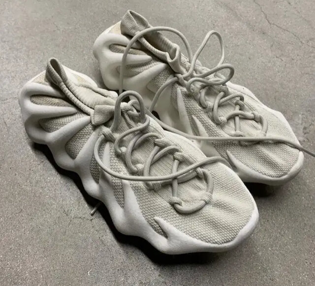 У Yeezy есть много моделей необычных форм, но эта пара в коллаборации с Канье Уэстом стала самой необычной обувью от Yeezy.  