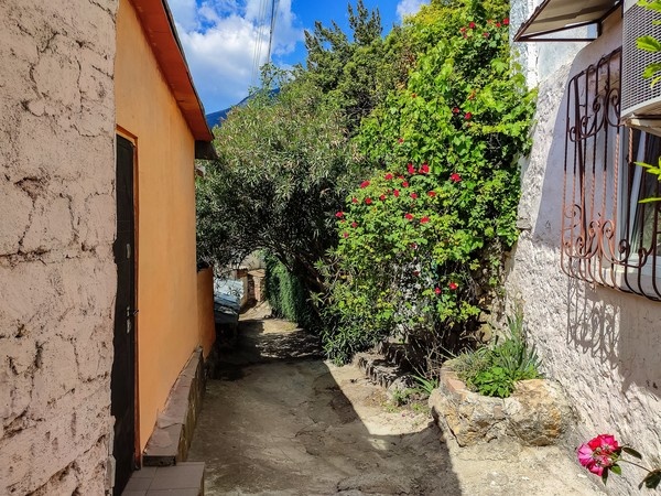 Вот так повернёшь за угол, а там ... неведомый мир ... и ещё один ... и ещё ... 

Гурзуф, Крым ...

  