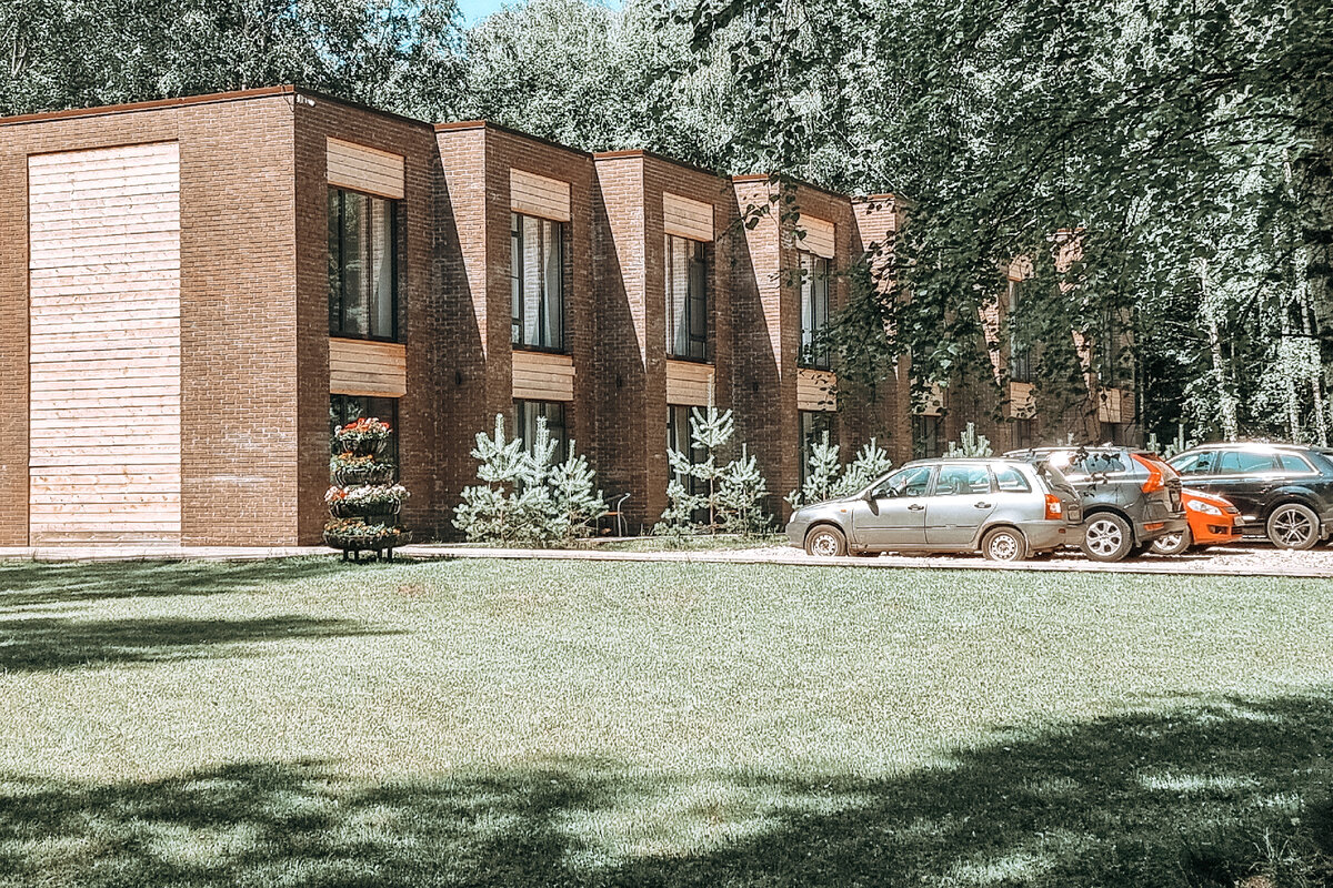 Это Лесной Отель. Тоже отстроен буквально года полтора назад