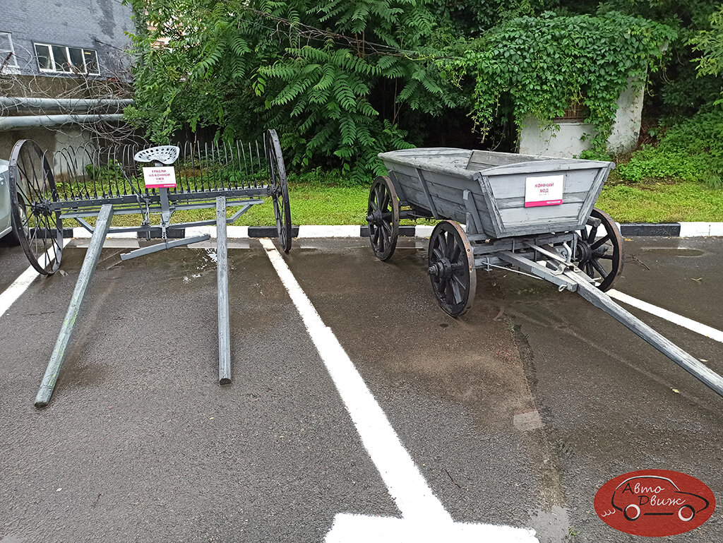 Грабли на конной тяге (слева) и конный ход (справа) – первая продукция Сельмашстроя. Их делали с 1929 года вплоть до момента эвакуации завода в 1941-м