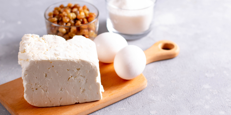 Творожная запеканка готовится достаточно быстро и из минимального набора продуктов