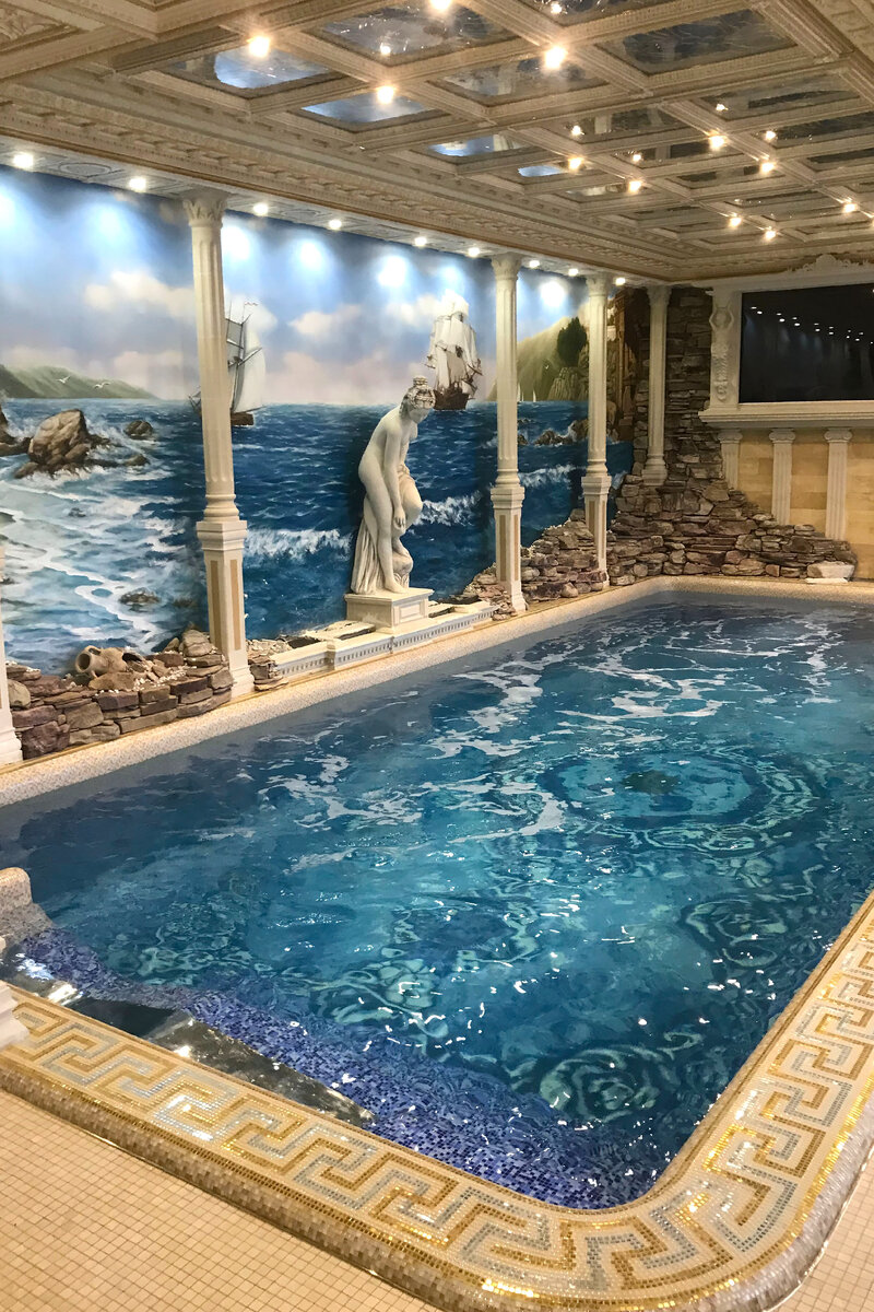 Мозаичное панно – это идеальное художественное решение для декора. С помощью панно можно сделать интерьер любого помещения от спальни и гостиной до кухни впечатляющим и уникальным на 100%. Используя мозаичное панно, вы можете без труда не только заострить внимание на каком-то конкретном объекте, но и изменить вид помещения в целом, заставить играть интерьер новыми красками.
Особенности решения

Плюсов у панно множество. Это устойчивость к влиянию факторов внешней среды, долговечность и высокая эстетичность. Панно можно использовать для отделки любых поверхностей, задавать необходимые конфигурации и играть с цветами, создавая настоящие шедевры.

Яркий пример идеального решения – использование панно для напольных покрытий, создание эффекта имитации камня или колотой плитки. Это просто пример. Область практического применения панно практически не ограничена.

Само по себе панно –это мозаики небольшого размера. С помощью грамотных сочетаний можно добиться качества передачи цветовых комбинаций, а также обеспечить детализацию отдельных элементов. Панно используется дизайнерами в качестве инструмента, позволяющего создавать шедевры на стенах, потолках и прочих поверхностях. Нередко панно из мозаики используется затейливыми дизайнерами и просто желающими разбавить интерьер людьми даже для отделки мебели.

Интерьер, среди элементов которого есть панно, приковывает внимание, завораживает. Панно поможет создать незабываемую атмосферу в любом помещении. Можно использовать зеркальную мозаику: это обеспечит насыщенность светотенями. Панно идеально подходит не только для отделки жилых помещений: есть множество примеров применения решения для отделки бань, саун и кухонь.

Работать с панно сложно. Укладка требует внимательности и усилий. Даже мелкие ошибки могут привести к тому, что исходная задумка пострадает. Чтобы исключить такую вероятность, нужно подойти к делу ответственно или же нанять специалистов.

Наиболее важный момент следующий: укладка должна осуществляться на строго ровную поверхность.

Оптимальный вариант выравнивания поверхностей перед укладкой – это выравнивание с использованием цементно-песчаной штукатурки. Идеальным фактором станет наличие армирующего основания.

Важно также учитывать следующий нюанс: от размера мозаики существенно зависит вид панно. Чем крупнее кусочки, тем грубее будет выглядеть завершенная композиция. При этом можно добиться эффекта имитации мазков кистью. Если мозаика мелкая, можно без труда обеспечить множество цветовых переходов и сочетаний разных оттенков.
Разновидности мозаичного панно

Видов мозаичного панно несколько. Их принято классифицировать по материалам, из которых изготовлено панно, а также по другому критерию. Это критерий исполнения. Выделяются художественные и матричные разновидности панно.
Художественные панно

Чтобы собрать художественное панно, обычно используют элементы разной формы, разных размеров. Также для создания художественного панно можно применять элементы мозаики, выполненные из разных материалов.
Матричные панно

Чтобы собрать матричное панно, обычно используют специальные схемы, подготовленные заранее. Сетка построения в данном случае является строгой, от нее нельзя отступать. Обычно для создания матричных панно используются выпуклые многоугольники.
Разновидности панно по материалам изготовления

Для изготовления панно могут использоваться:
 - стекло;
 - смальта (растертое до состояния порошка стекло с красителями);
 - зеркальные плитки (разновидность стеклянной мозаики);
 - керамика;
 - камень (искусственный, натуральный);
 - металлы;
 - дерево.
 
Таким образом, выделяются стеклянные, смальтовые, зеркальные, керамические и другие виды панно.

Наиболее популярным вариантом отделки стен, потолков и других поверхностей является мозаичное панно из стеклянной мозаики. Обусловлено это наличием ряда преимуществ. Панно из других материалов также распространено и популярно, однако остановимся подробнее на стекле и зеркальных плитках.
Преимущества мозаичного панно из стеклянной и зеркальной мозаики

Мозаичное панно из стеклянной и зеркальной мозаики обладает следующими преимуществами:
 - практичность использования;
 - универсальность;
 - рельефная поверхность, способная преломлять свет, что создает визуальный объем и обеспечивает выразительность;
 - устойчивость к воде и огню;
 - гигиеничность;
 - простота ухода;
 - устойчивость к деформации (немеханической).
 
У мозаичного панно из зеркальных плиток также есть преимущества:
 - способность отражения света и объектов;
 - визуальное изменение пропорций.
 
Обычно панно из стеклянных плиток используется в качестве фона.
Где можно использовать мозаичное панно из стеклянной мозаики

Такие преимущества панно из стекла, как устойчивость к внешним факторам, к перепадам температур и к воде, обуславливают возможность использования как внутри, так и снаружи помещений.

Наиболее распространенные варианты использования стеклянного панно следующие:
 - ванные и душевые комнаты. В ванной или душевой можно отделать с помощью панно стены, потолок, кромки самой ванны. Преимущество перед плиткой из керамики – абсолютная устойчивость к влаге и перепадам температур. Если керамика может впитывать влагу и загрязняться, трескаться, то панно никак не реагирует на это. Хорошая идея – оформление столешницы под раковину, ступенек перед большими ванными;
 - турецкие бани, бассейны, сауны. Использование в отделке турецких бань, саун и бассейнов мозаичного панно из стеклянной мозаики – идеальное решение. Кусочками панно можно украсить потолки, стены, прочие поверхности, лежаки и ступеньки. Даже чашу бассейна можно отделать с помощью панно;
 - кухня. Плюс отделки, к примеру, фартука кухни с помощью панно – гигиеничность и простота ухода. Панно из стекла не впитывает в себя влагу и грязь, его легко чистить. Дополнительный плюс решения – устойчивость к щелочи. Плюсом является также возможность сочетания стеклянного или зеркального панно с плиткой.
 
Так, можно сделать вывод, что панно из стеклянной мозаики – идеальное и практичное решение для отделки любых помещений. Оно характеризуется высокой надежность и отличными эстетическими показателями, обеспечивает простор для фантазии, практически не ограничивая дизайнера или просто затеявшего ремонт человека в создании уникального интерьера.

https://pixel-mosaic.ru