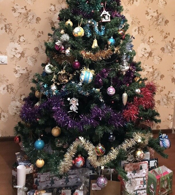 Ёлка наших детей со старыми игрушками и  игрушками ручной работы. Фото автора