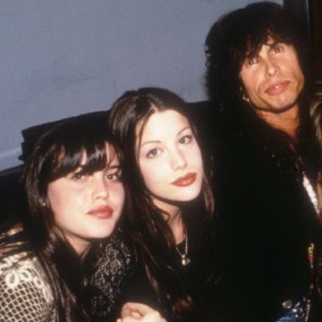 Миа с сестрой Лив и отцом Стивеном Тайлером. Изображение из свободного доступа.