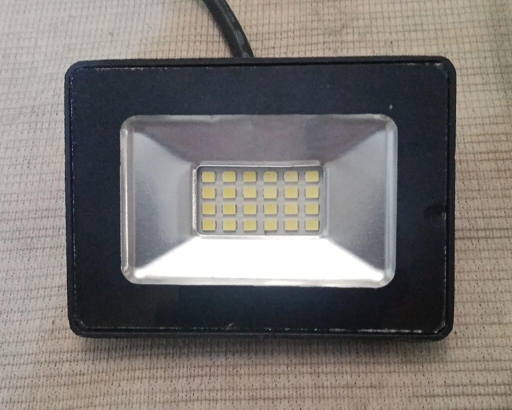 Неразборный светодиодный прожектор перестал работать, перед тем, как его выбросить, решил попробовать его   отремонтировать.